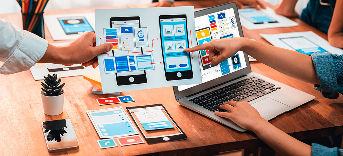 Equipo de desarrolladores trabajando con la UI de una aplicación móvil